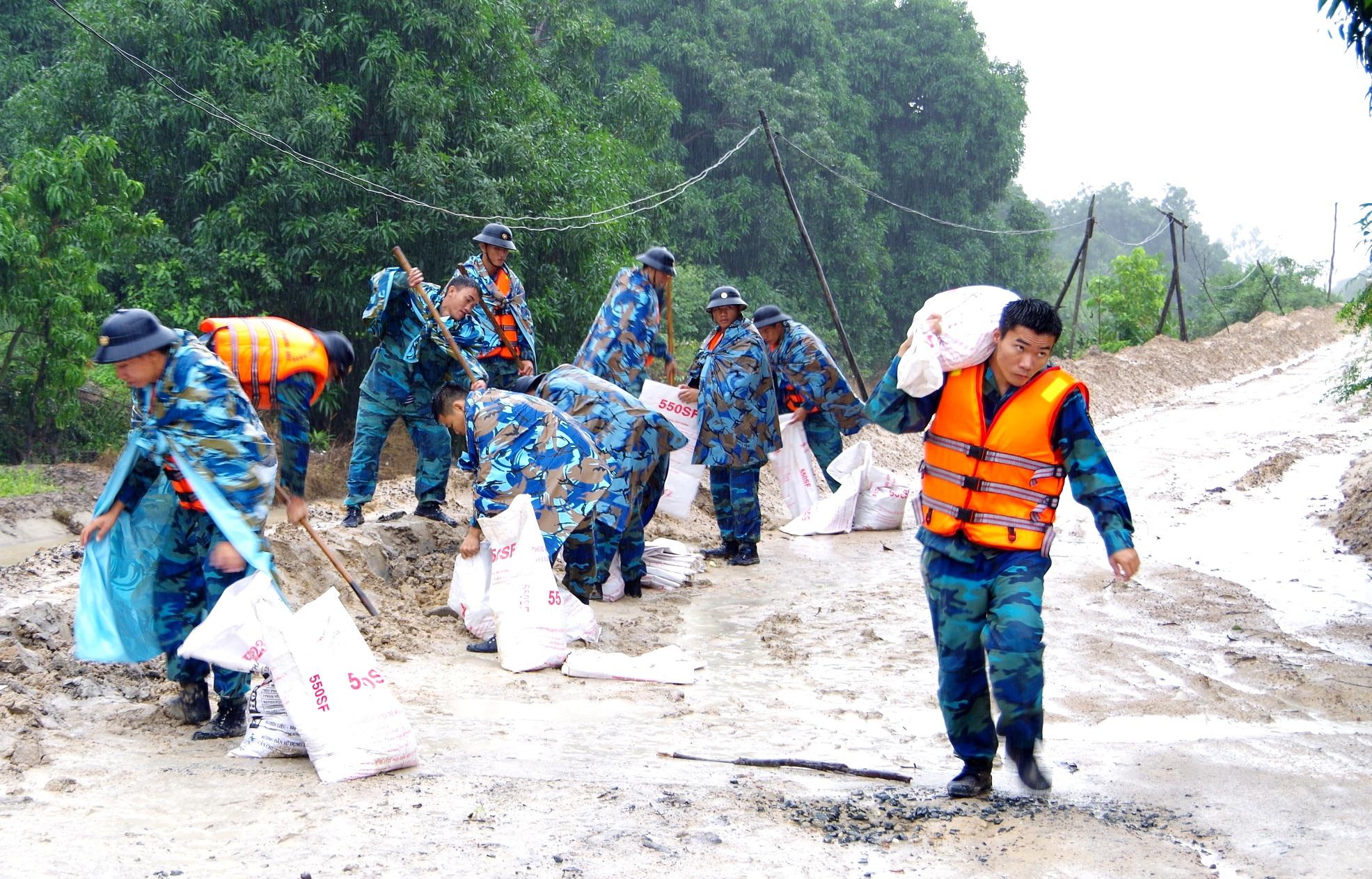 Kịp thời giúp dân khắc phục hậu quả mưa lũ